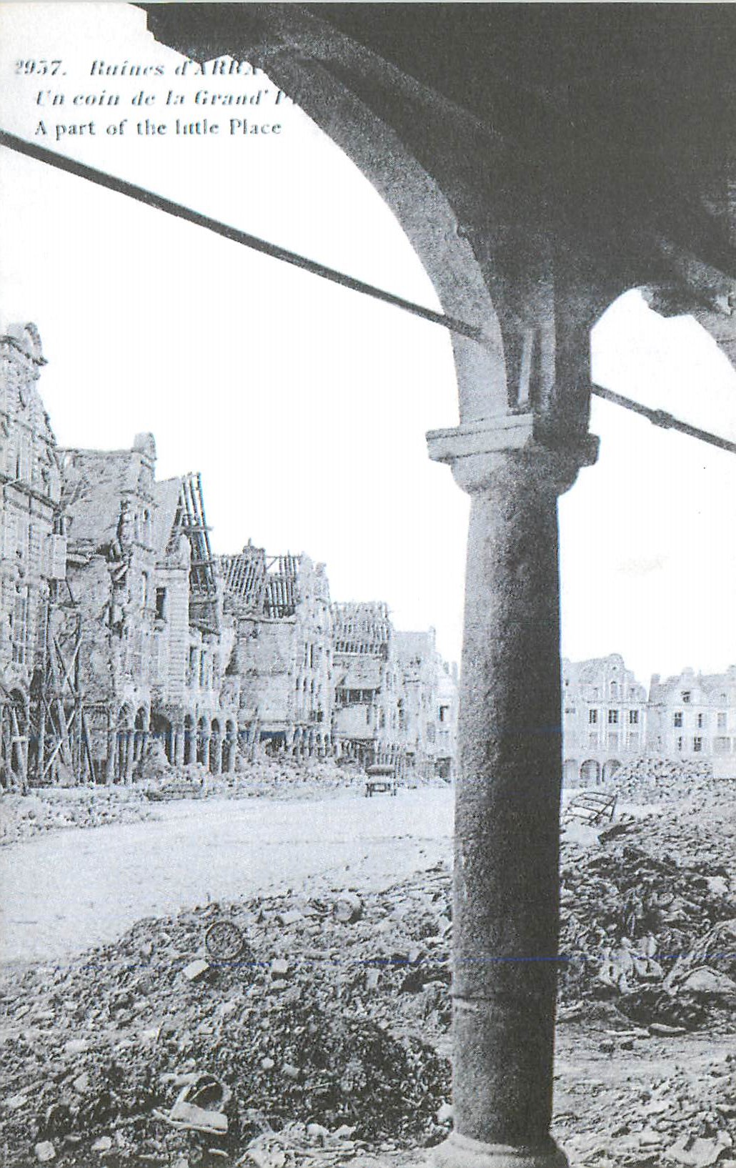 Ruines d'Arras — Un coin de la Grand' Place — 1957