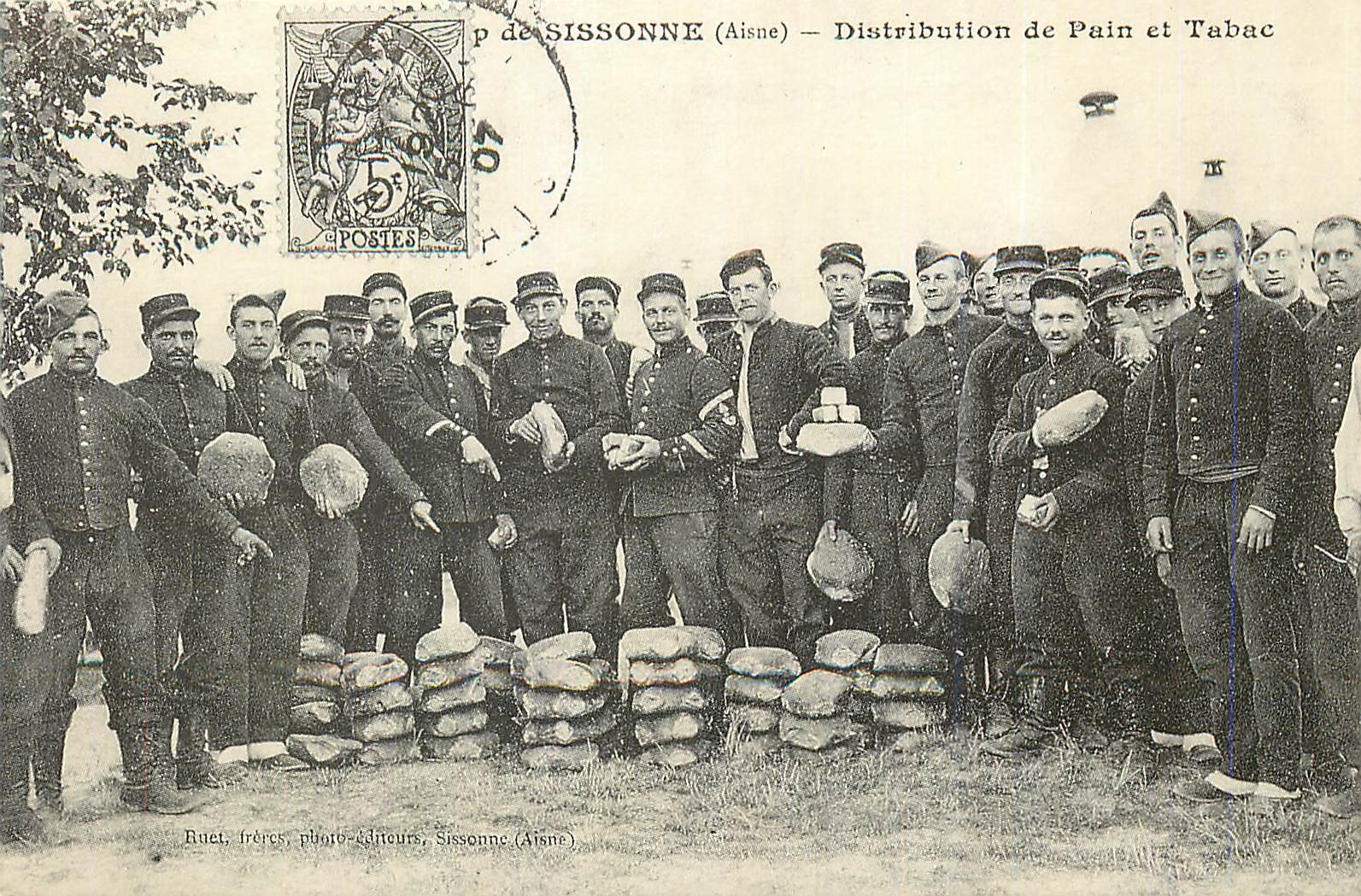 Sissonne (Aisne) — Distribution de Pain et Tabac — Buet, frères, photo-éditeurs, Sissonne (Aisne)