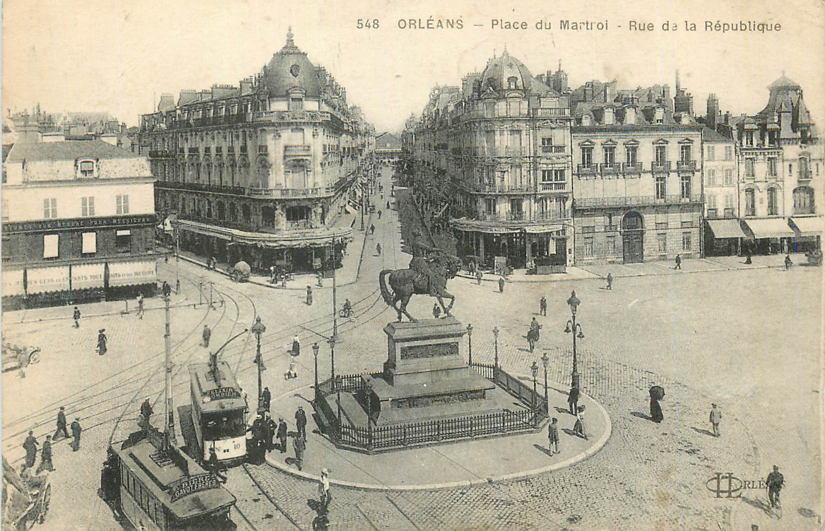 CPA Orleans Place du Martrol Rue de la Republique Tramway