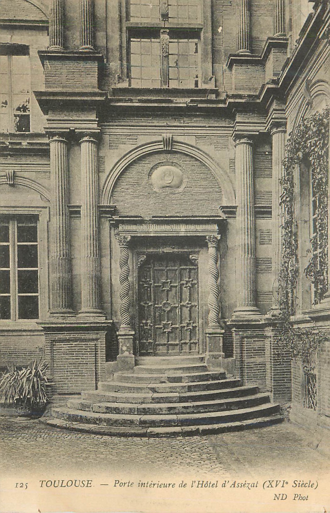 CPA Toulouse Porte Interieure de l'Hotel d'Assezat (XVIe Siecle)