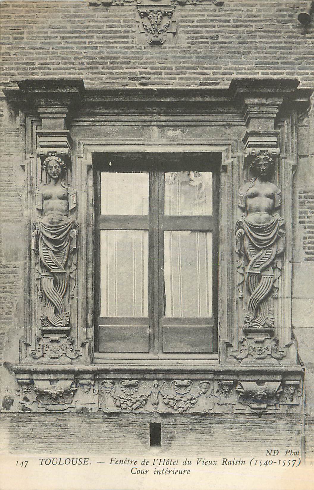 Toulouse — Fenêtre de l'Hôtel du Vieux Raisin (1540-1557) — ND Phot