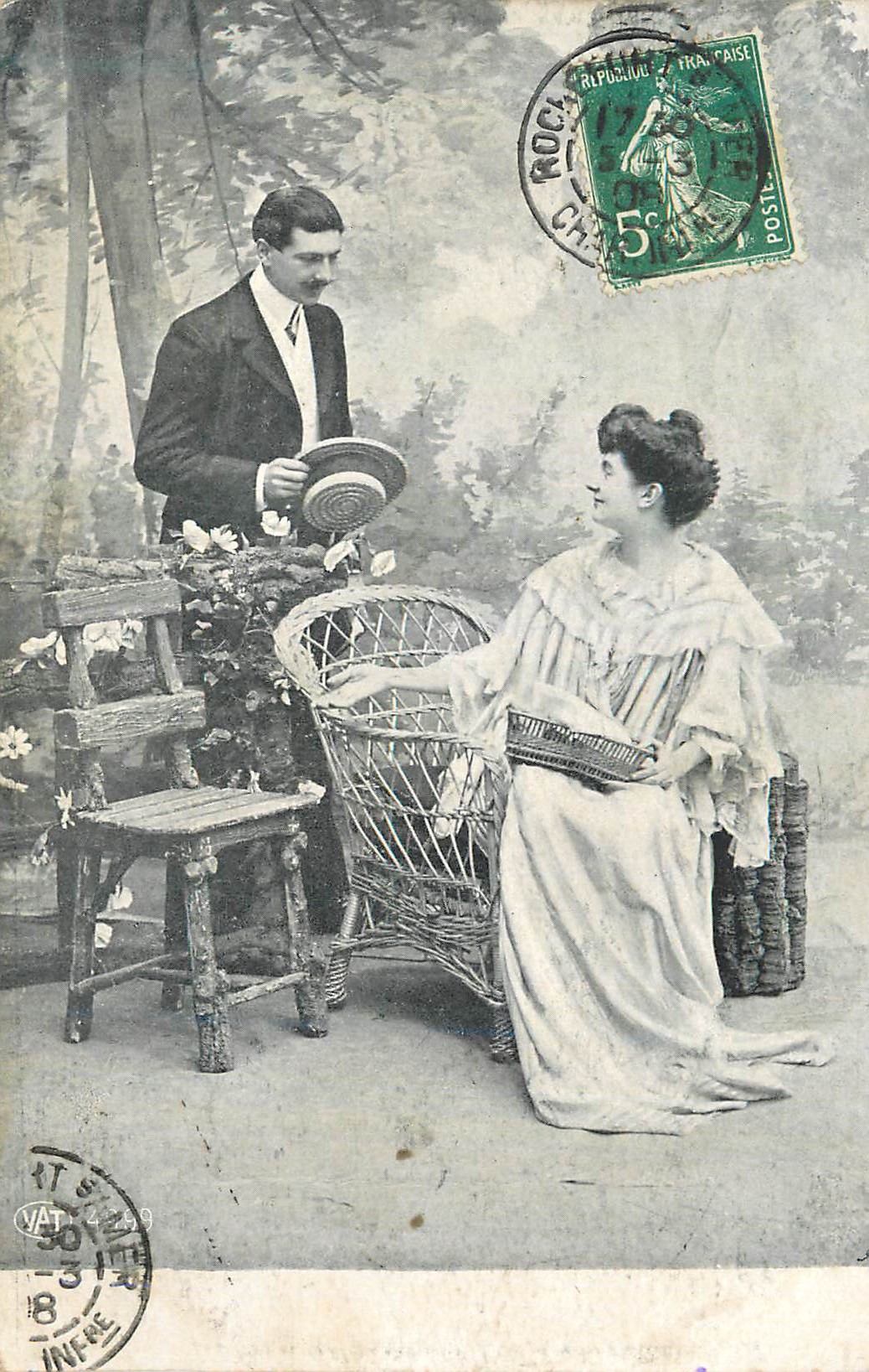 Jeune couple en extérieur — scène de jardin — éditeur Inéme, série 17