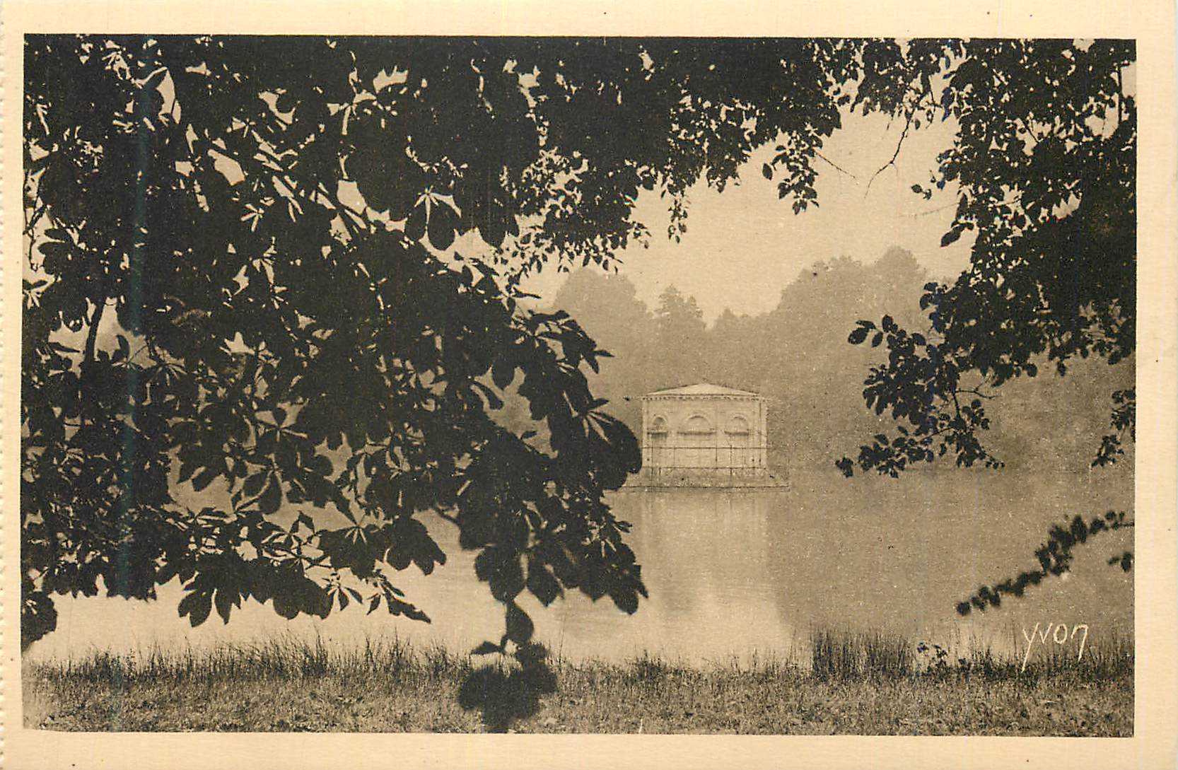 Pavillon sur l'eau — vue encadrée par des feuillages — éditeur Yvon, n° 7