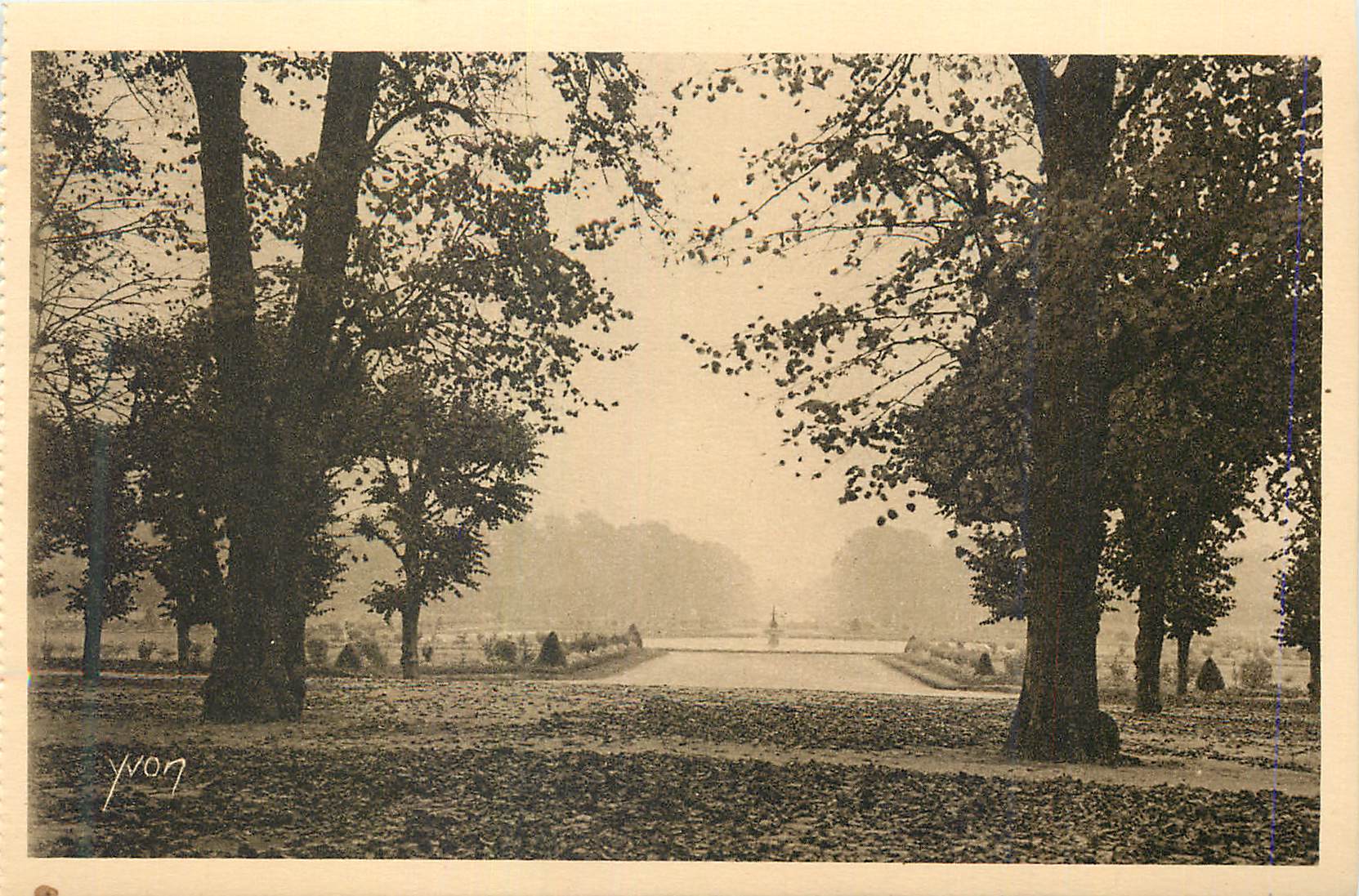 Parco della città — vista dell'allea bordata di alberi — Yvon