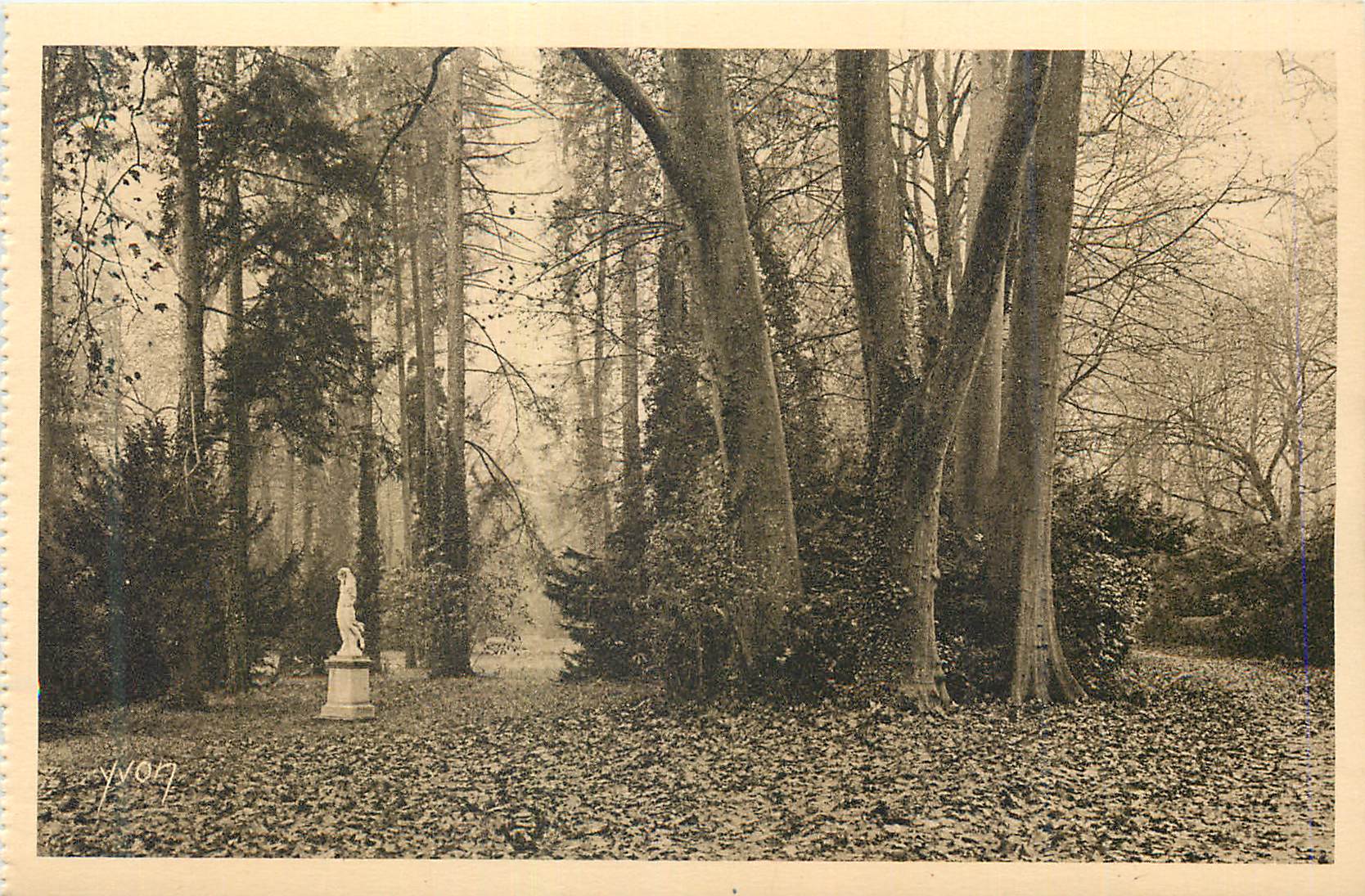 Estatua en un parque forestal — Yvon — n° 17