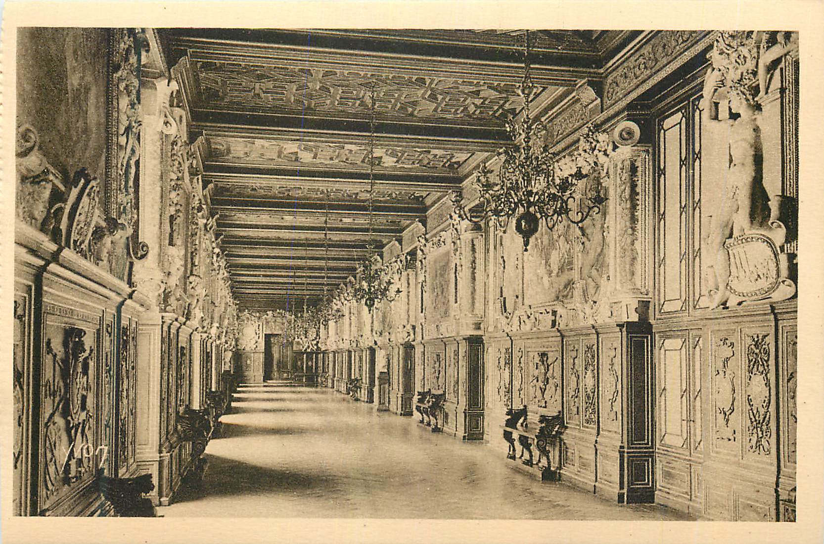 Cartolina d'epoca Hall d'ingresso del Castello di Chantilly — interno riccamente decorato — editore: A. Lévy, n° 107