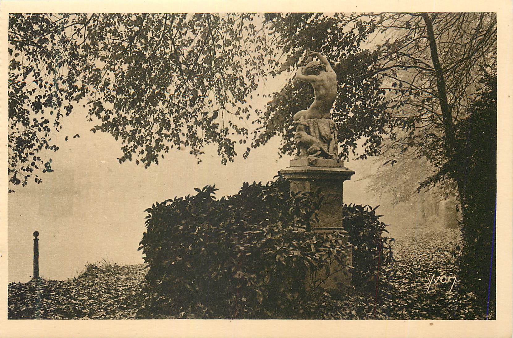 Estatua de un hombre desnudo sobre pedestal — jardín — editor Yvon, n° 1097