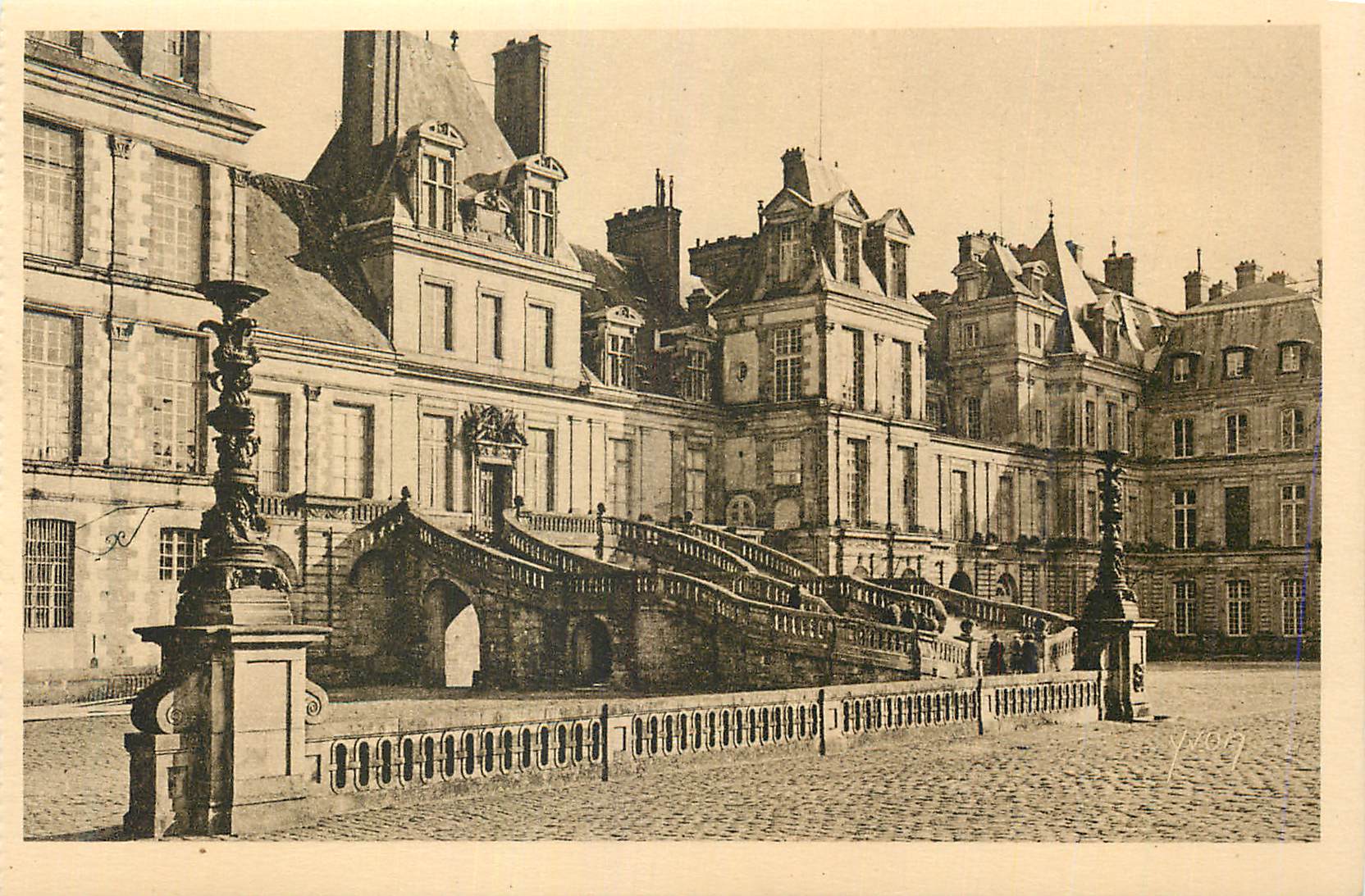 Place des Vosges — Paris — Ansicht der Brücke und Gebäude — Verlag Yvon, n° 107