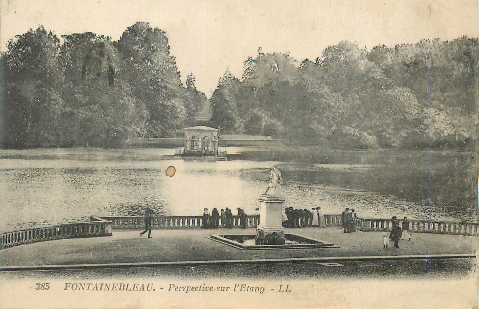 Fontainebleau — Perspective sur l'Etang — LL