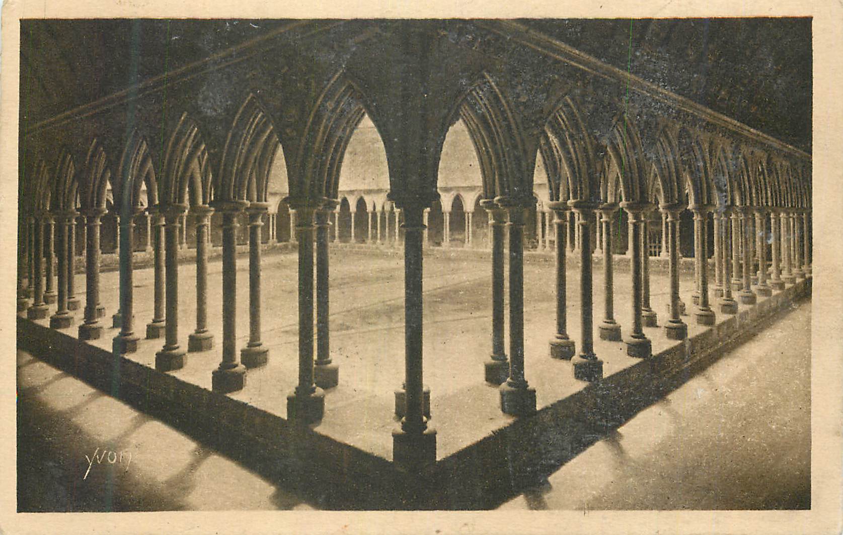 Cour intérieure d'un cloître gothique — Yvon