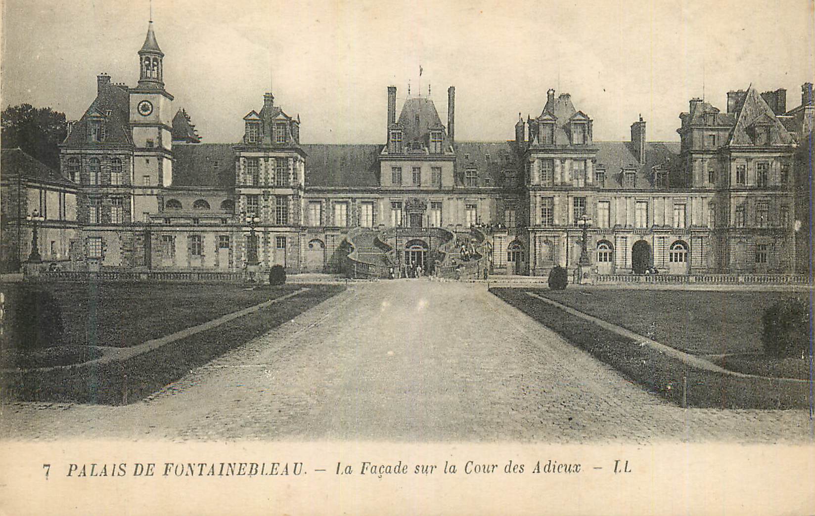 Il Palazzo di Fontainebleau — La Façade sulla Cour des Adicux — I.L.
