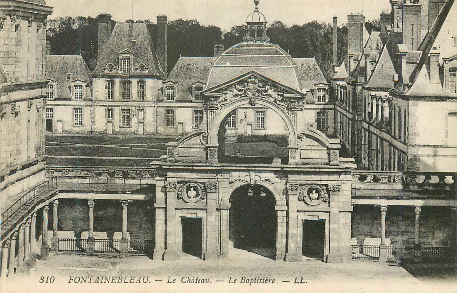 Fontainebleau — Le Château — Le Baptisière — LL. — n° 310