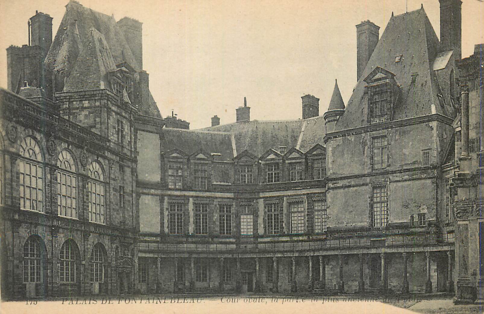 Palacio de Fontainebleau — Cour oval, la más antigua del castillo