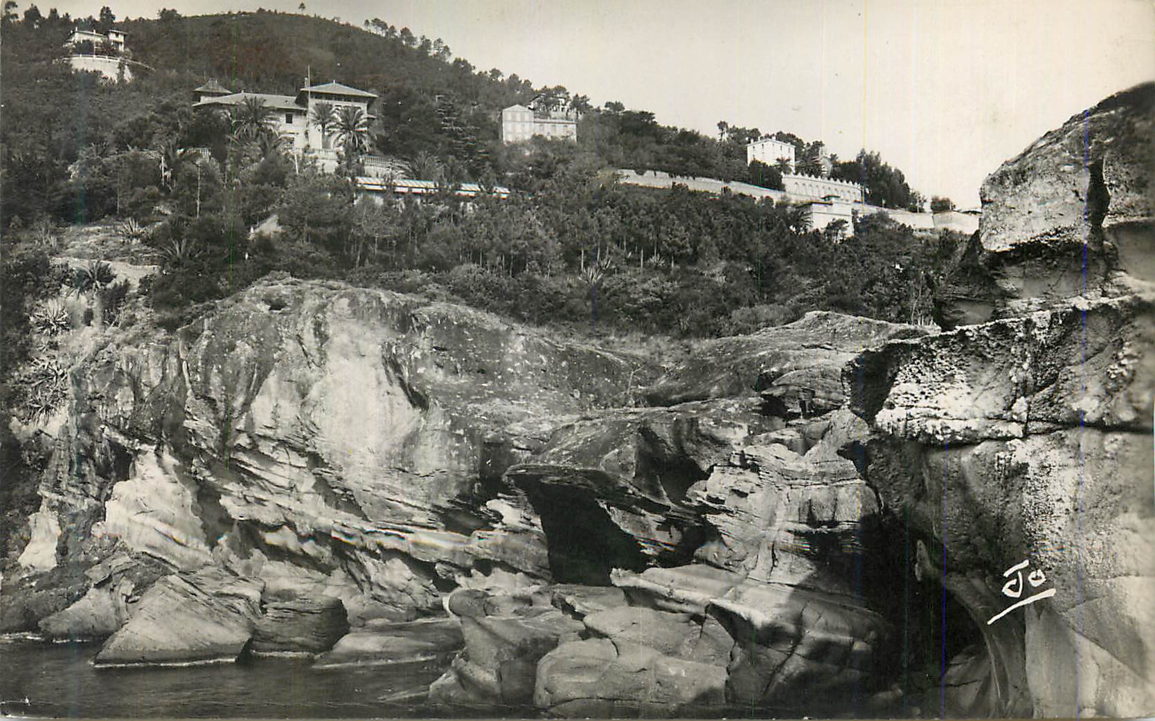 CPM Theoule (A M) Villa Saint Camille Vue prise du bord de mer