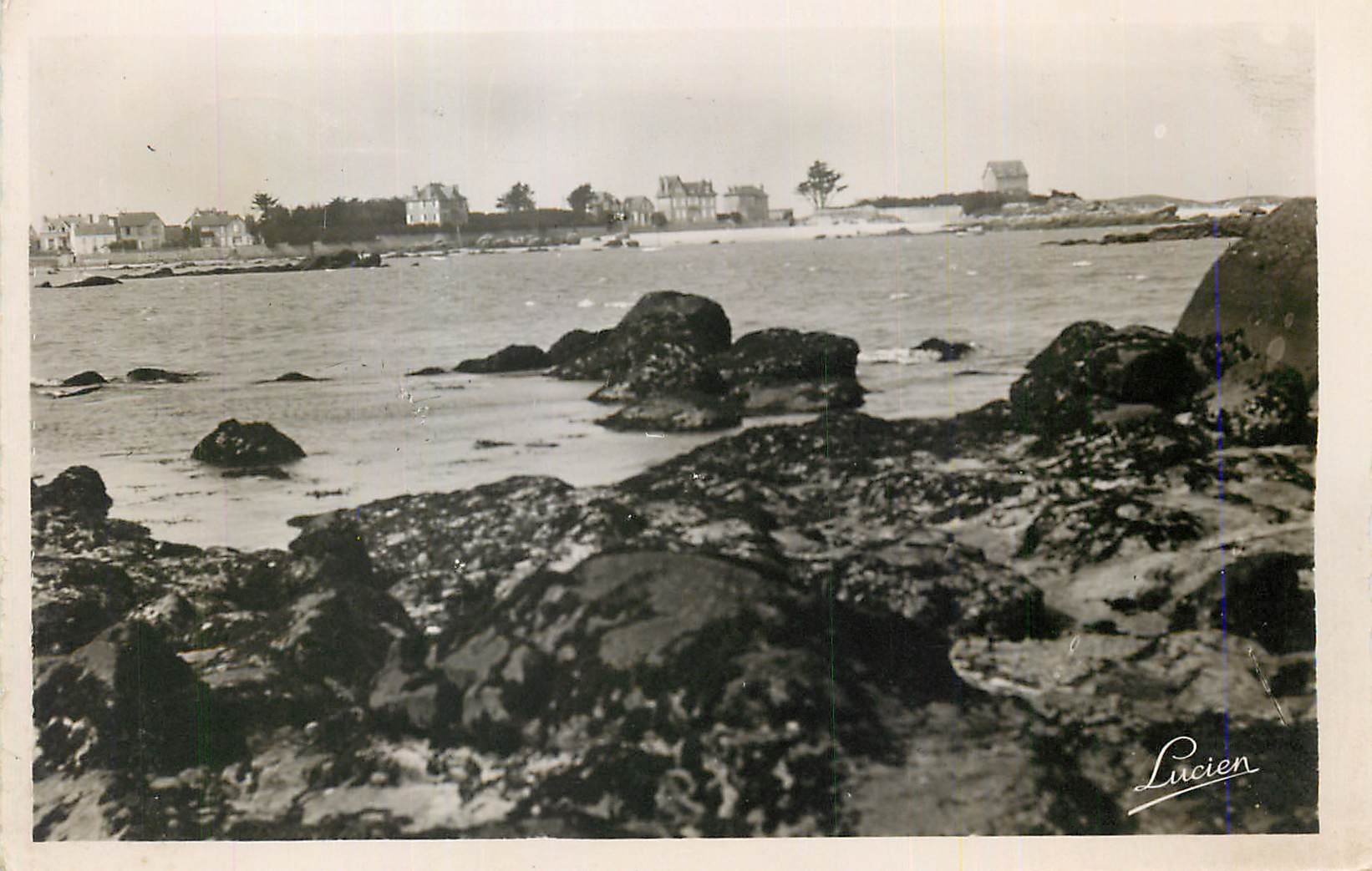 CPM Brignogan (Finistere) Un Coin de la Plage Vue des Rochers