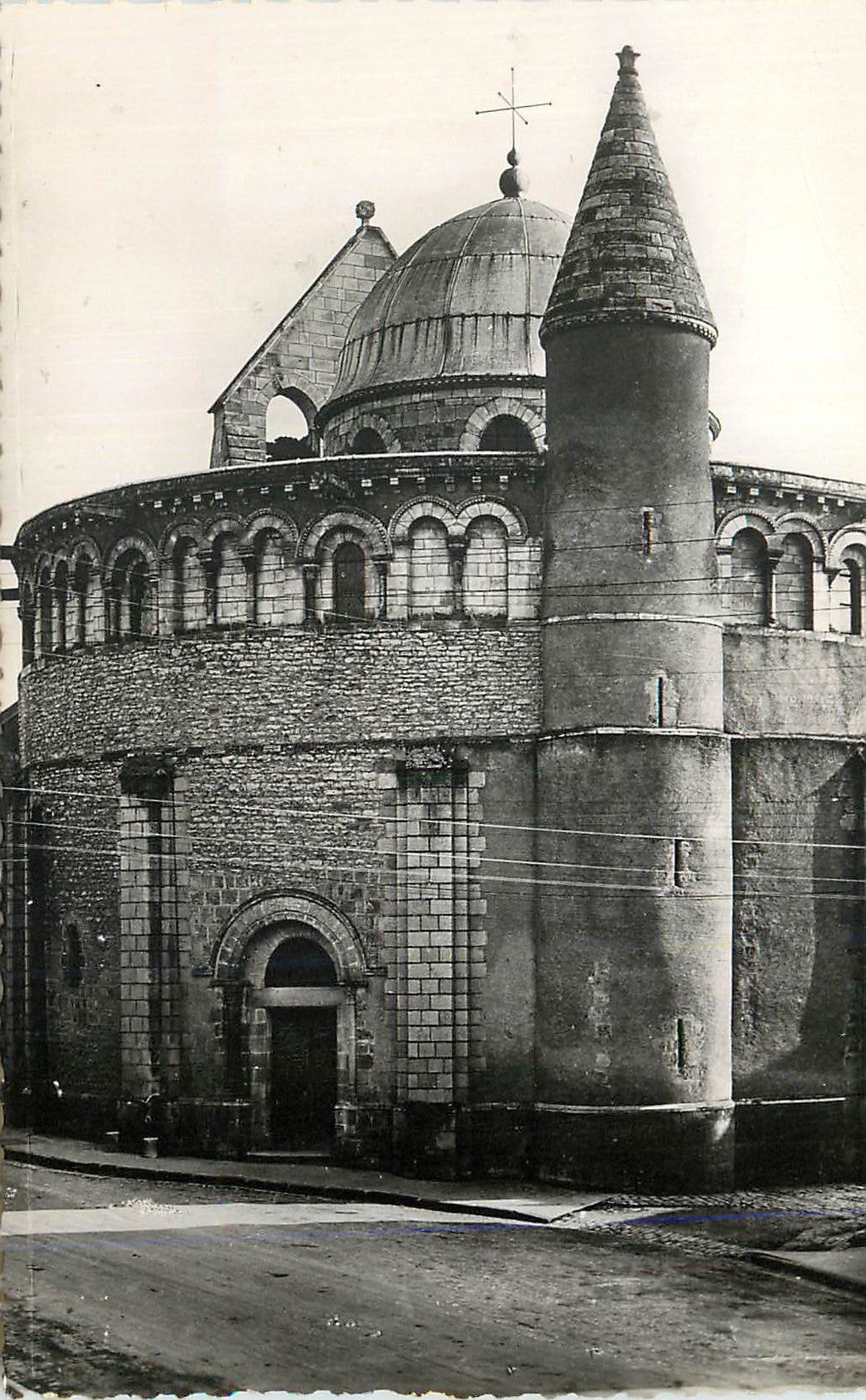 CPM Neuvy Saint Sepulchre (Indre) L'Eglise XIIe Siecle Construite sur le Modele du Saint Sepulcre
