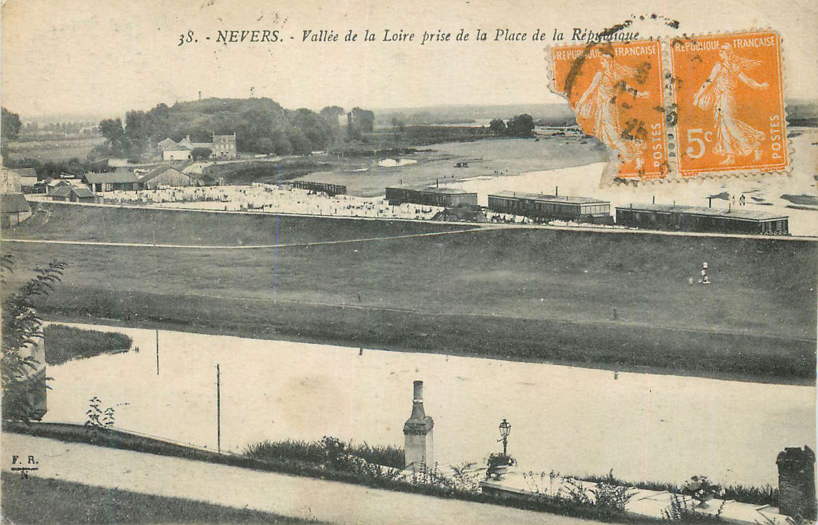 CPA Nevers Vallee de la Loire prise de la Place de la Republique