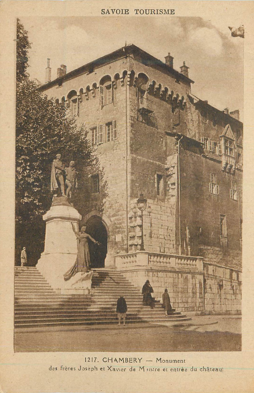 CPA Chambery Savoie Tourisme Monument des freres Joseph et Xavier et entree du Chateau