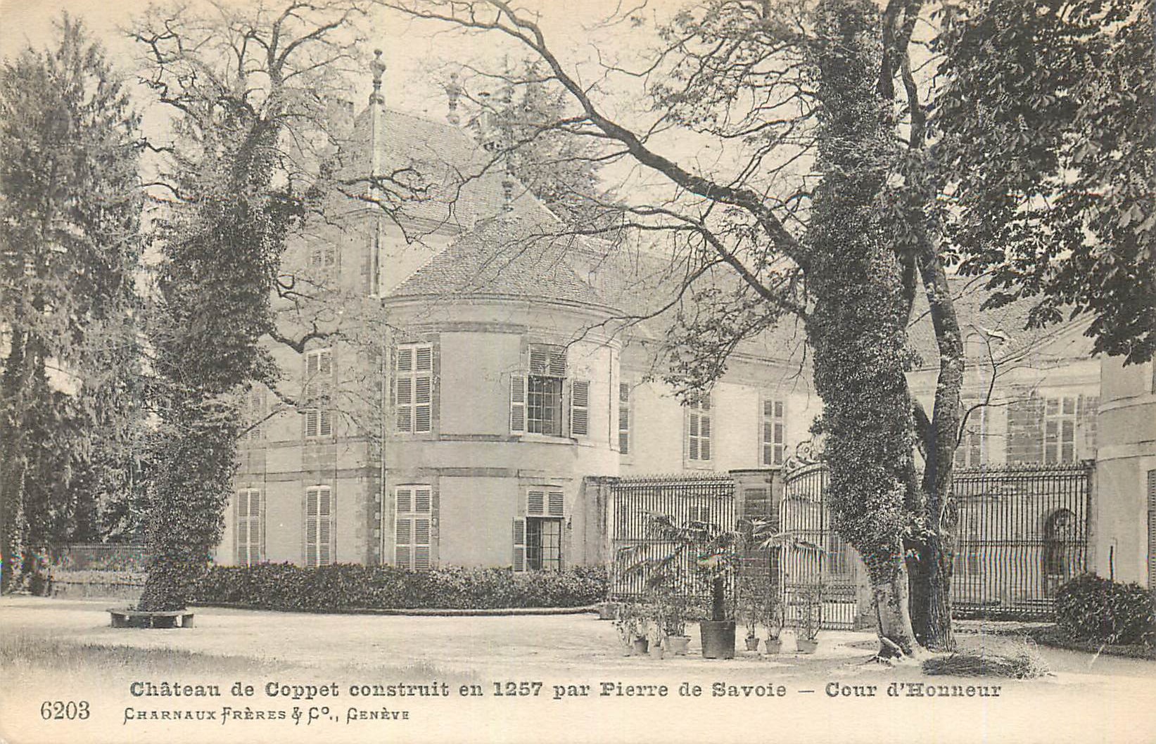 CPA Chateau de Coppet Construit en 1257 par Pierre de Savoie Cour d'Honneur