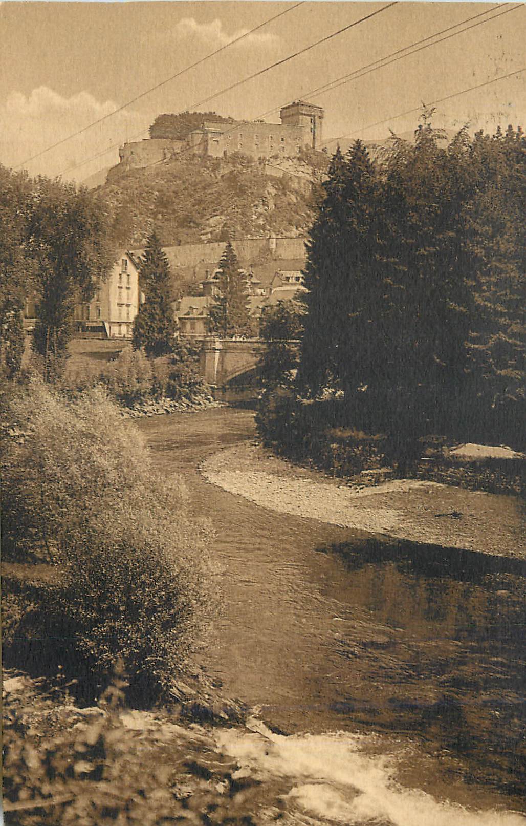 CPA Lourdes Chateau Fort au Premier Plan Le Gave