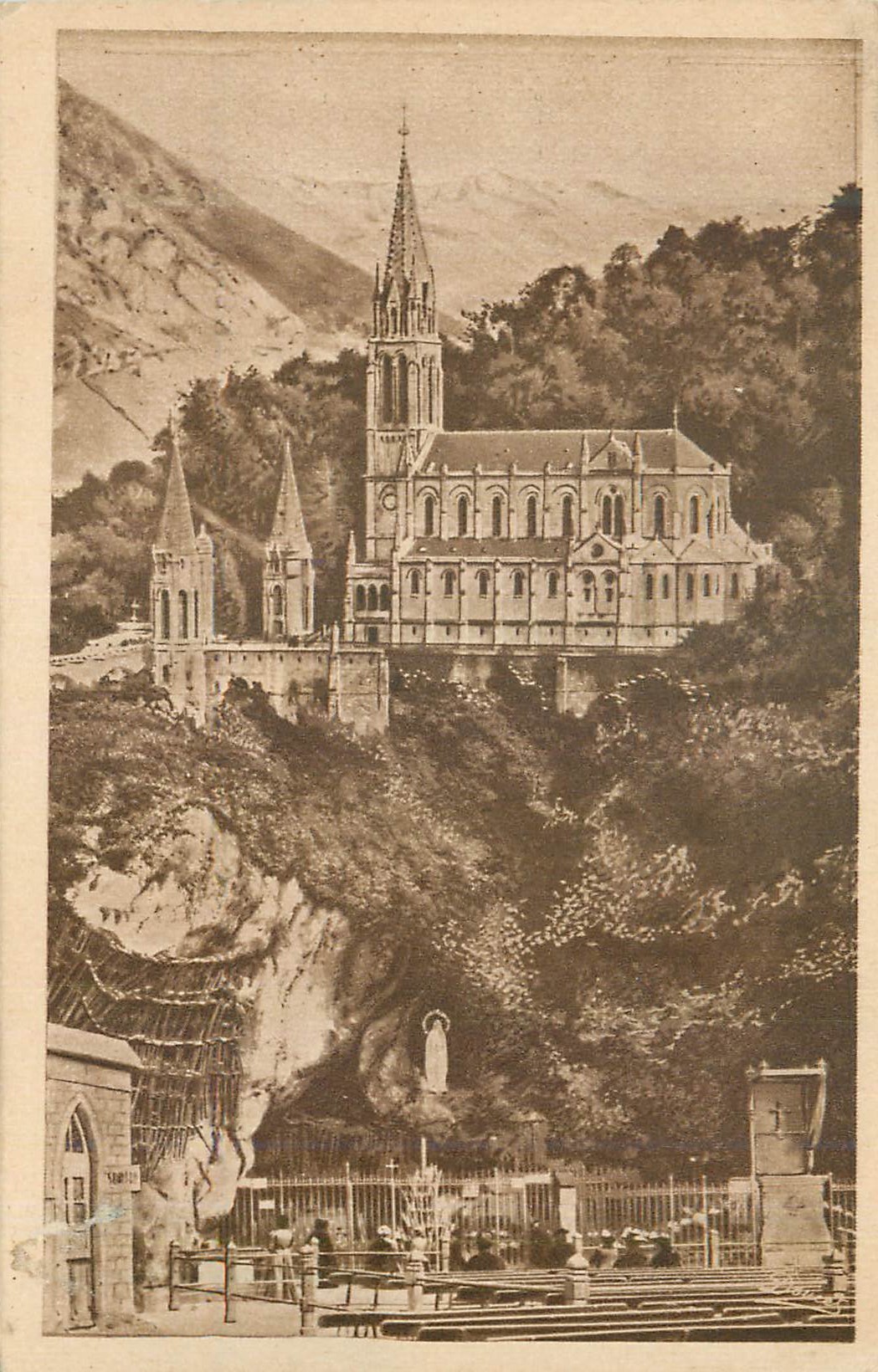 CPA Lourdes La Grotte et la Basilique