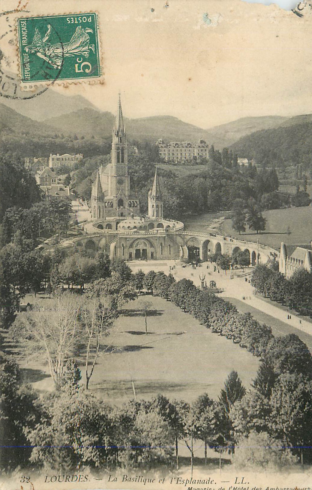 CPA Lourdes La Basilique et L'Esplanade