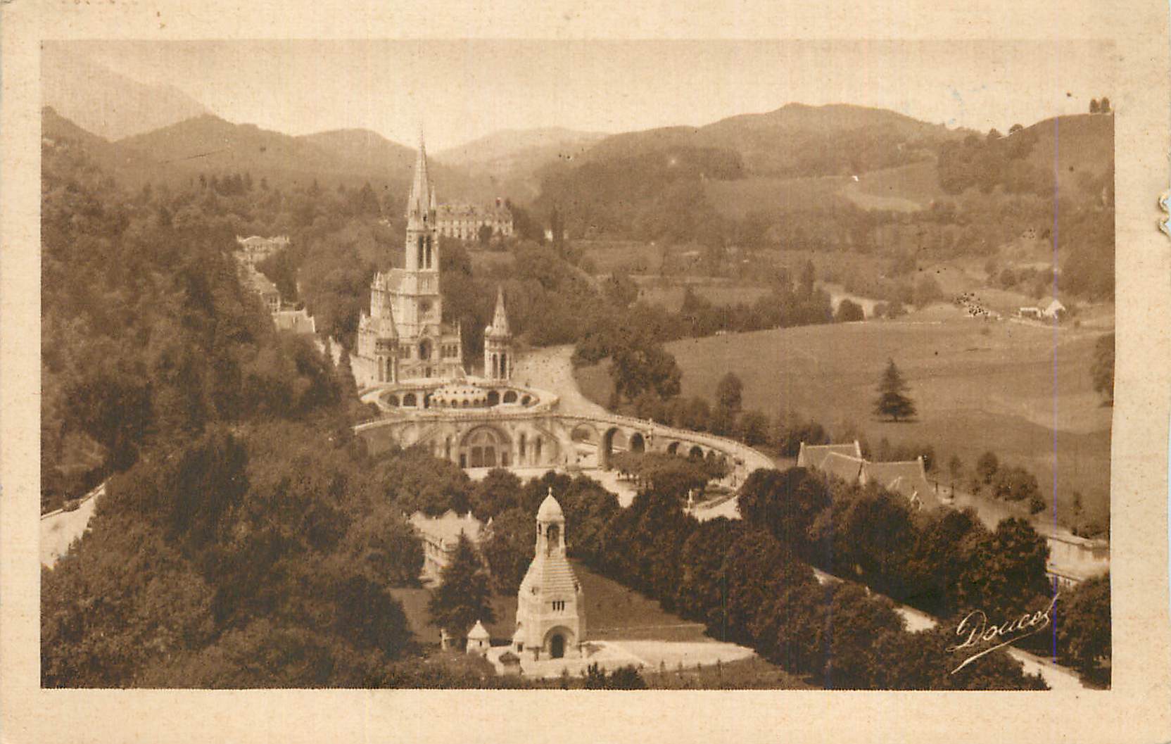 CPA Lourdes La Basilique et le Monument Interallie vus du Chateau fort