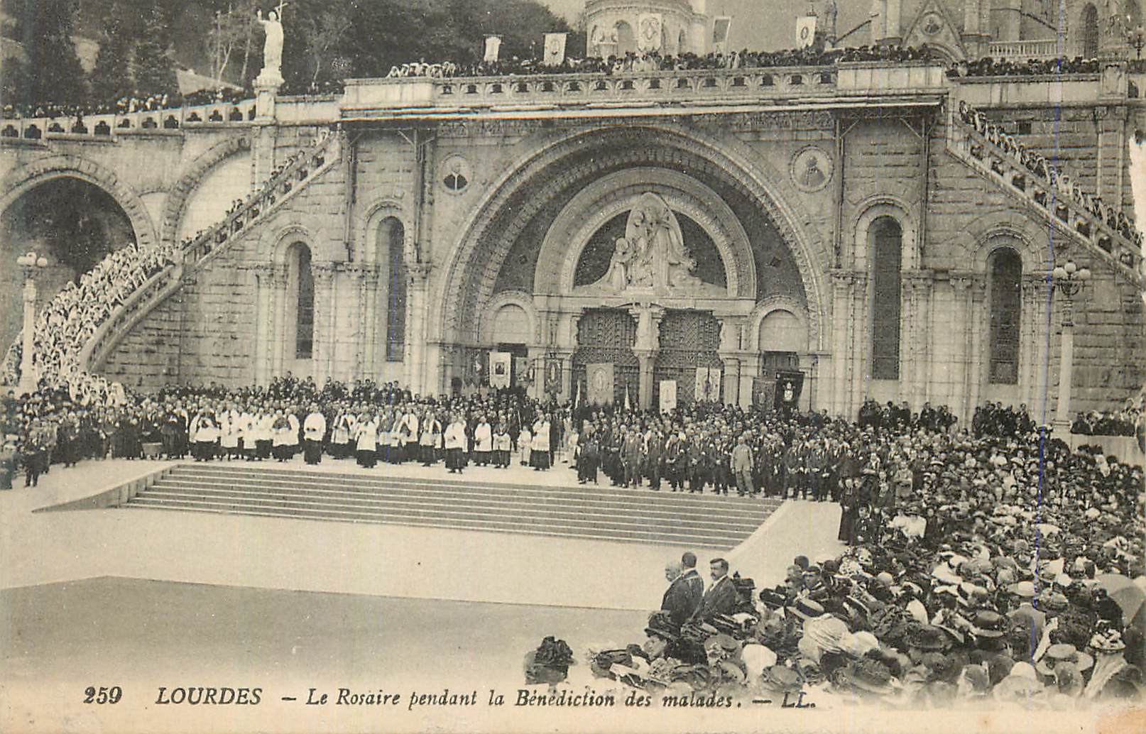 CPA Lourdes Le Rosaire pendant la Benediction des Malades