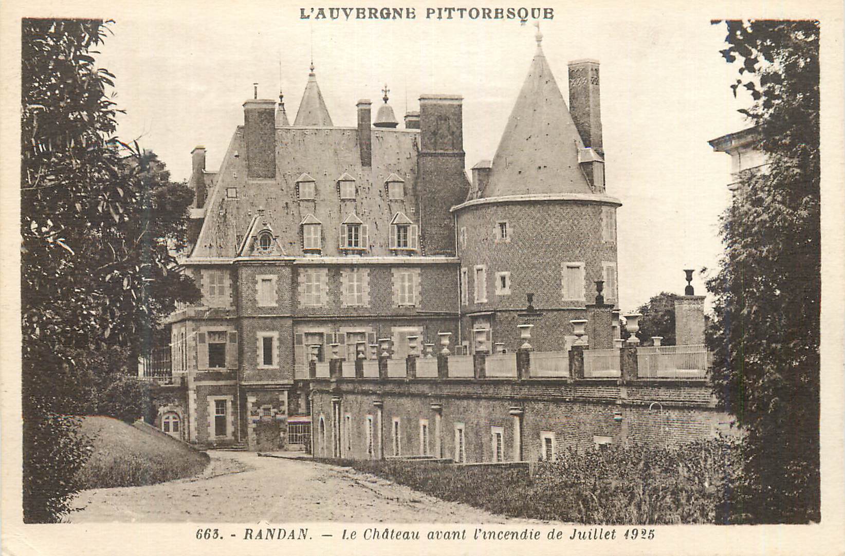 CPA Randan L'Auvergne Pittoresque Le Chateau avant l'Incencie de Juillet 1925
