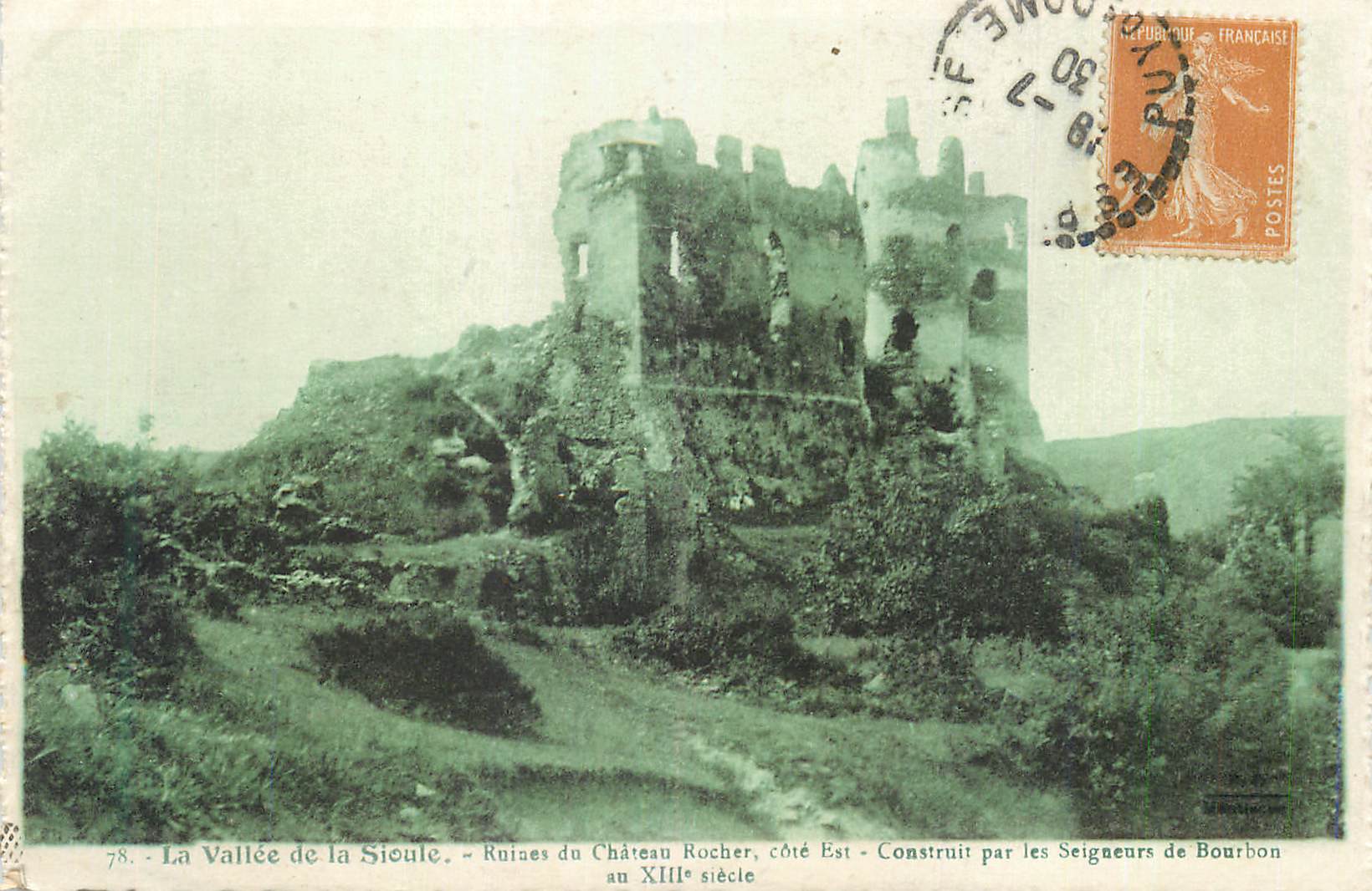 CPA La Vallee de la Sioule Ruines du Chateau Rocher Cote Est