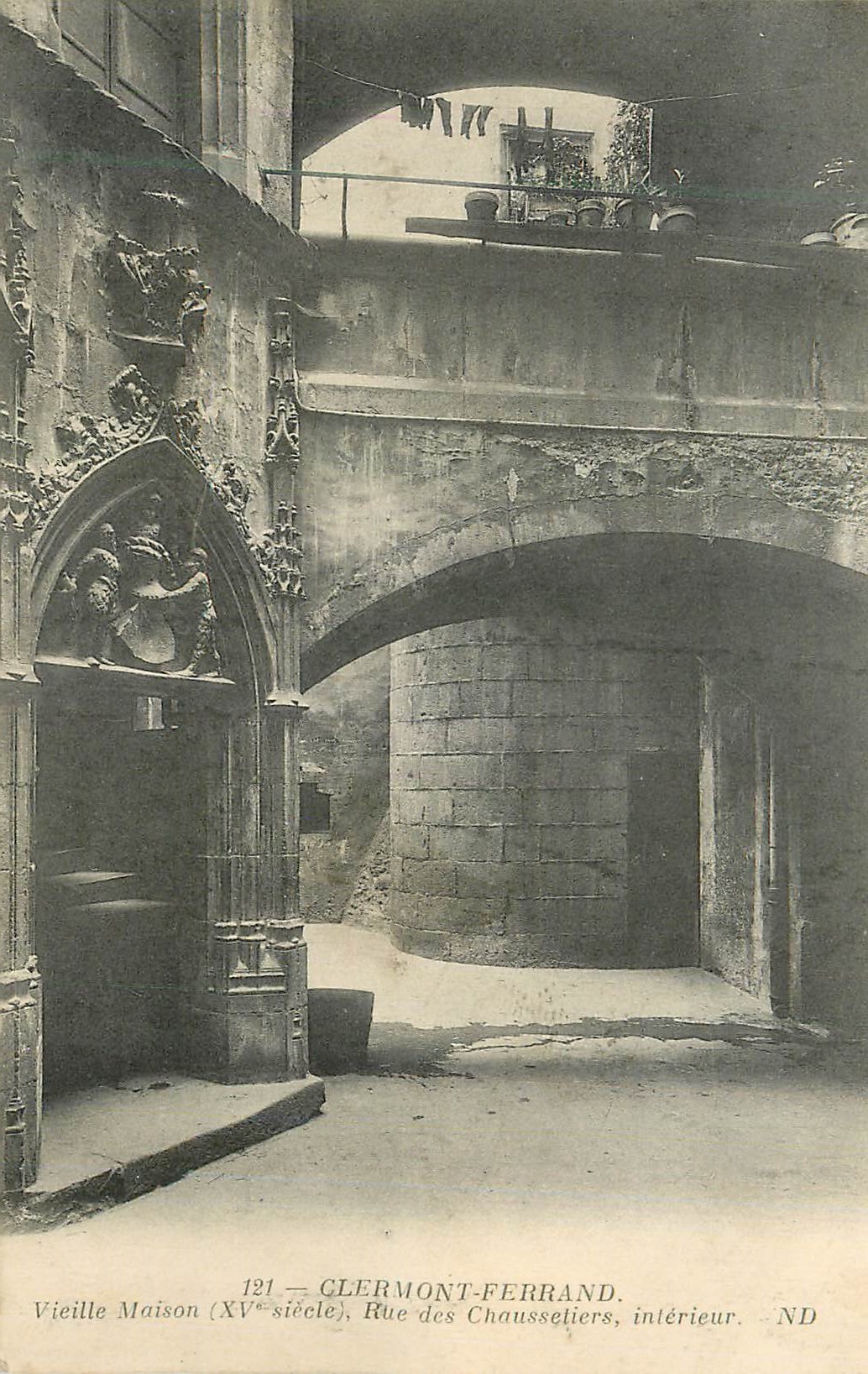 CPA Clermont Ferrand Vieille Maison (XVe Siecle) Rue des Chaussetiers Interieur