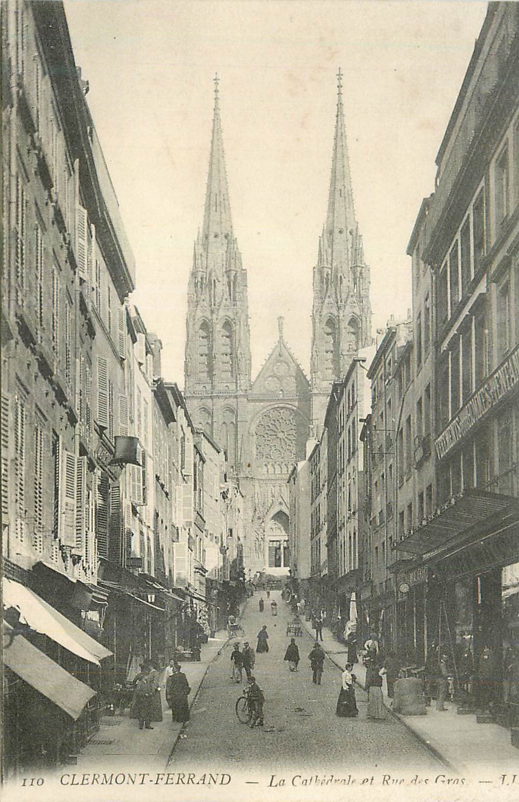 CPA Clermont Ferrand La Cathedrale Rue de Gras