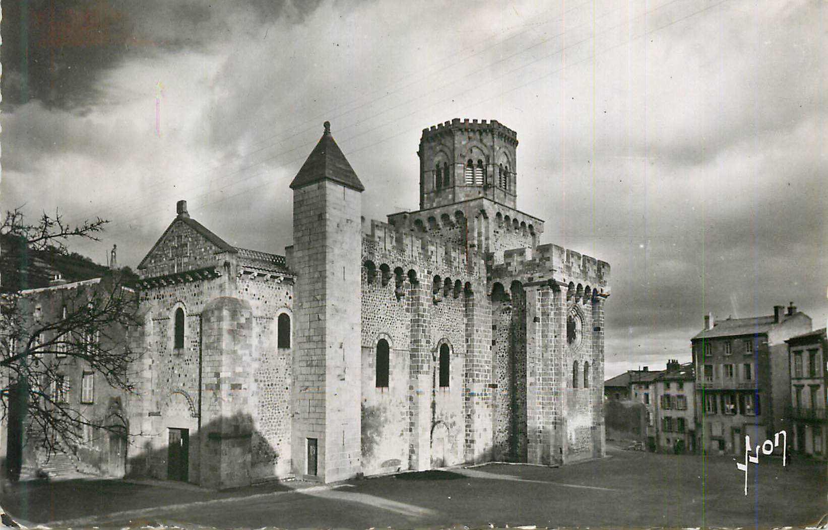 CPM Royat (Puy de Dome) L'Eglise fortifiee Saint Leger (XIIe S)