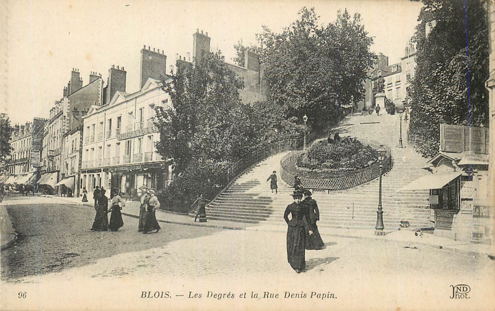 CPA Blois Les Degres et la Rue Denis Papin