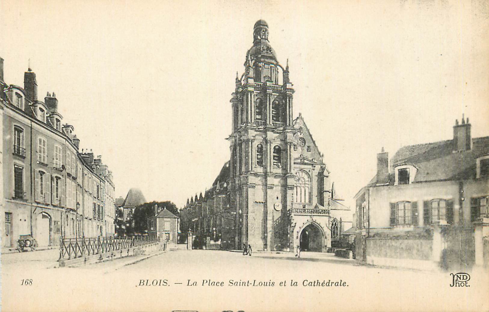 CPA Blois La Place Saint Louis et la Cathedrale