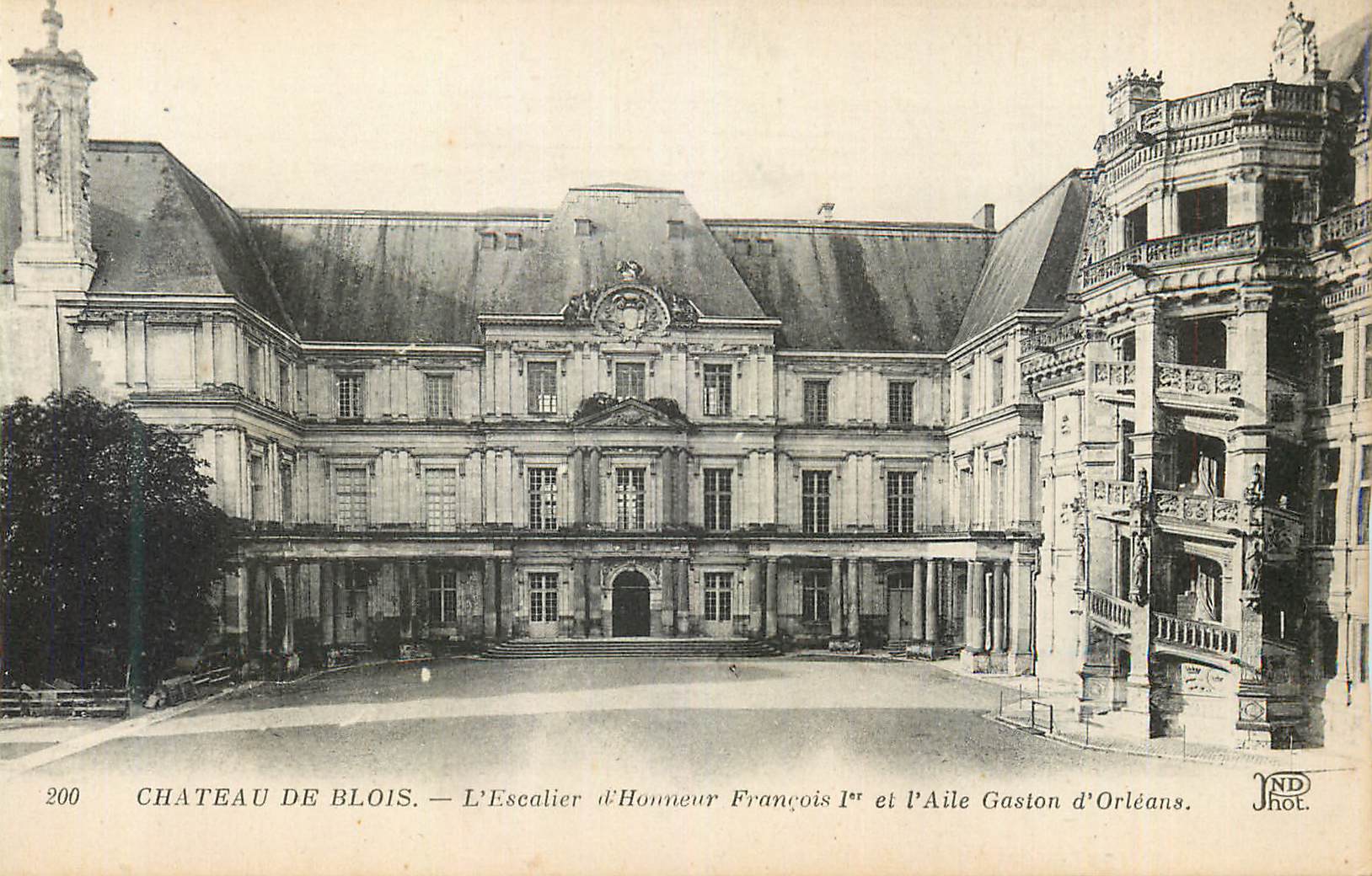 CPA Chateau de Blois L'Escalier d'Honneur Francois Ier et l'Aile Gaston d'Orleans