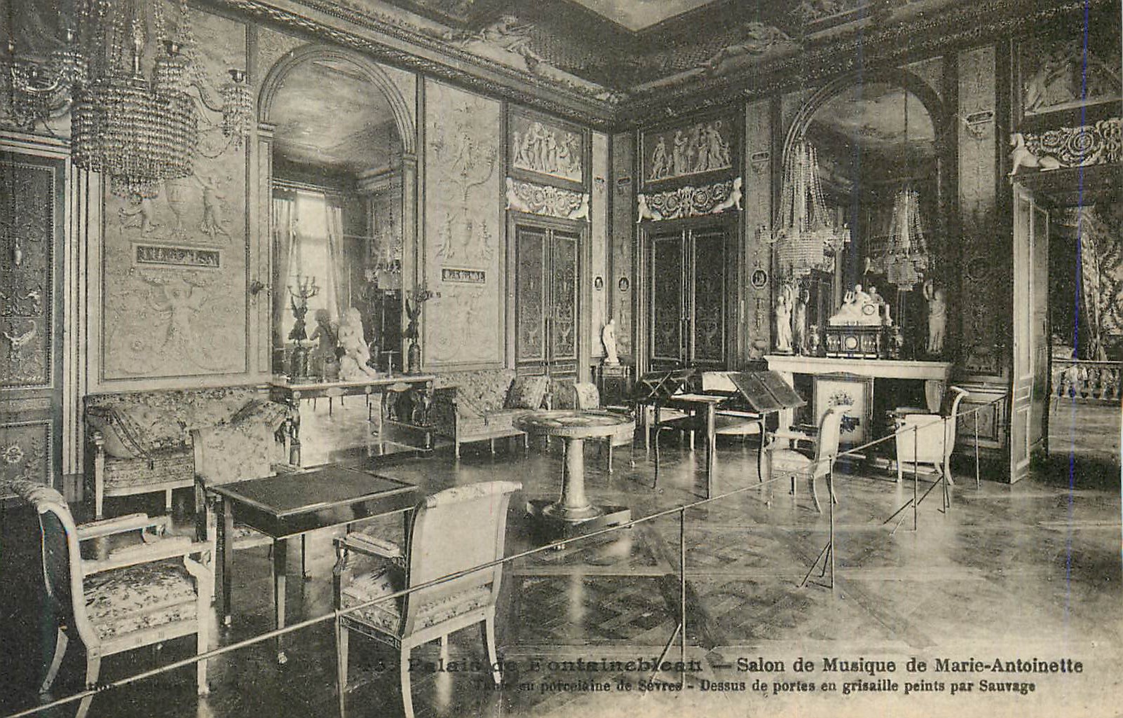 Palais de Fontainebleau — Salon de Musique de Marie-Antoinette — Dessus de portes en grisaille peints par Sauvage