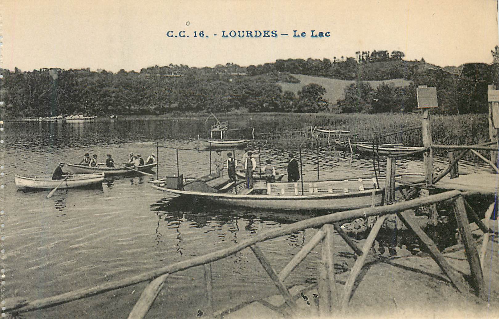 CPA Lourdes Le Lac Bateaux