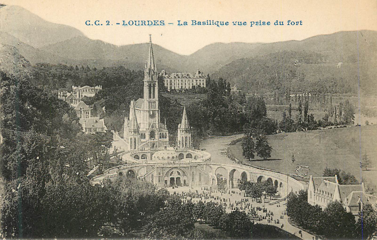 CPA Lourdes La Basilique vue prise du fort