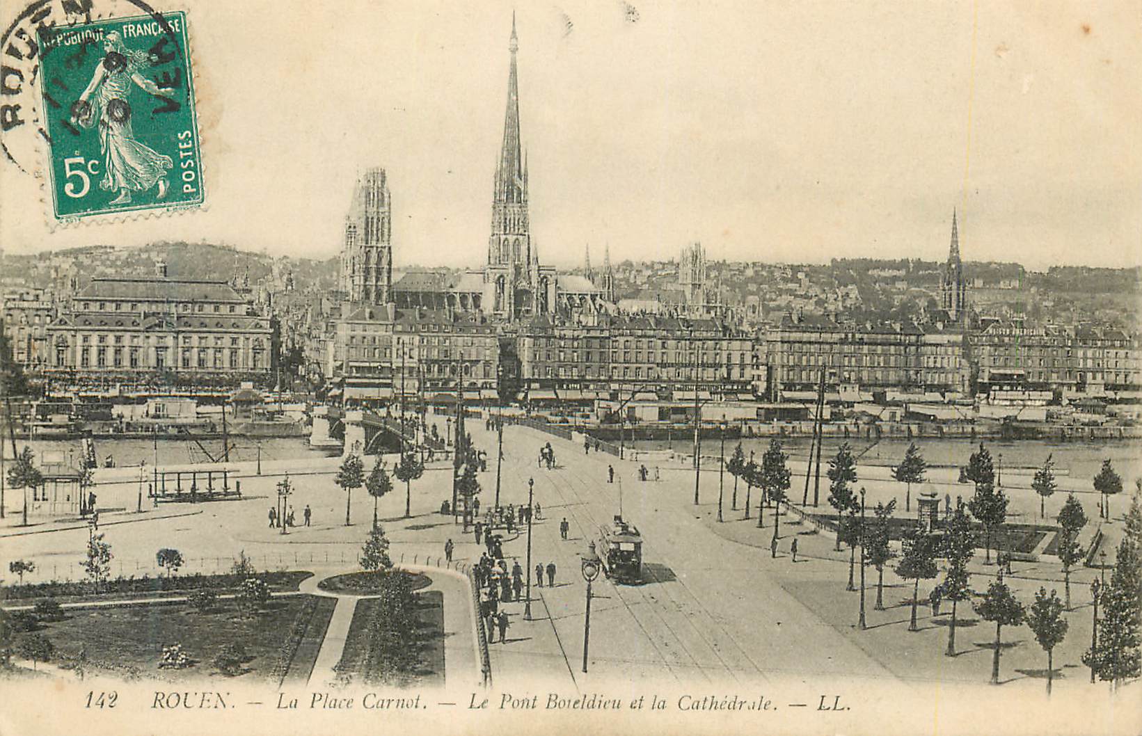 CPA Rouen La Place Carnot Le Pont et la Cathedrale