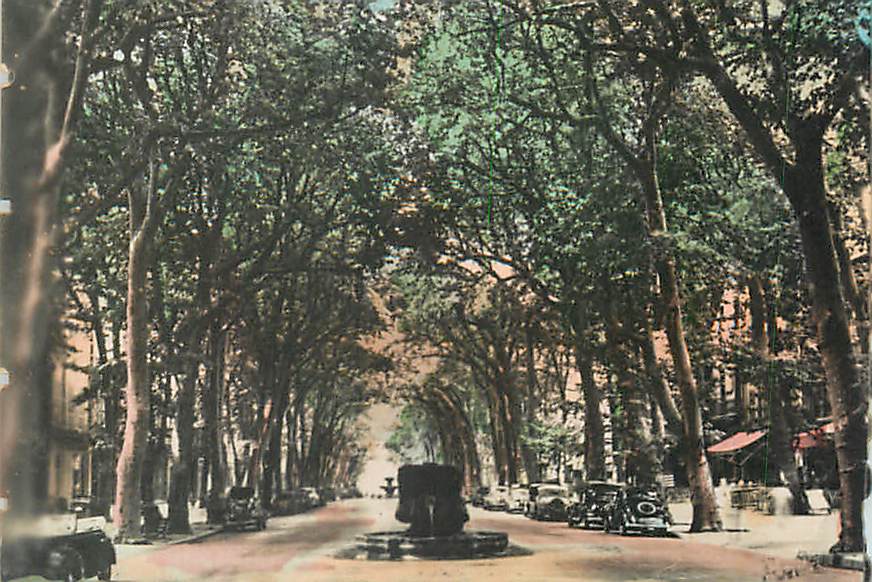 Bäumchenreihen Avenue — Blick auf den Place de la République — Paris, Frankreich
