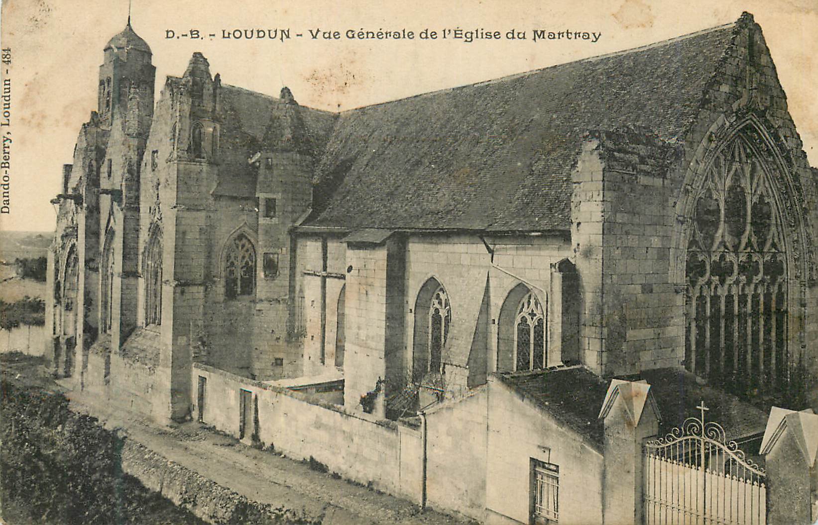 CPA Loudun Vue Generale de l'Eglise du Martray