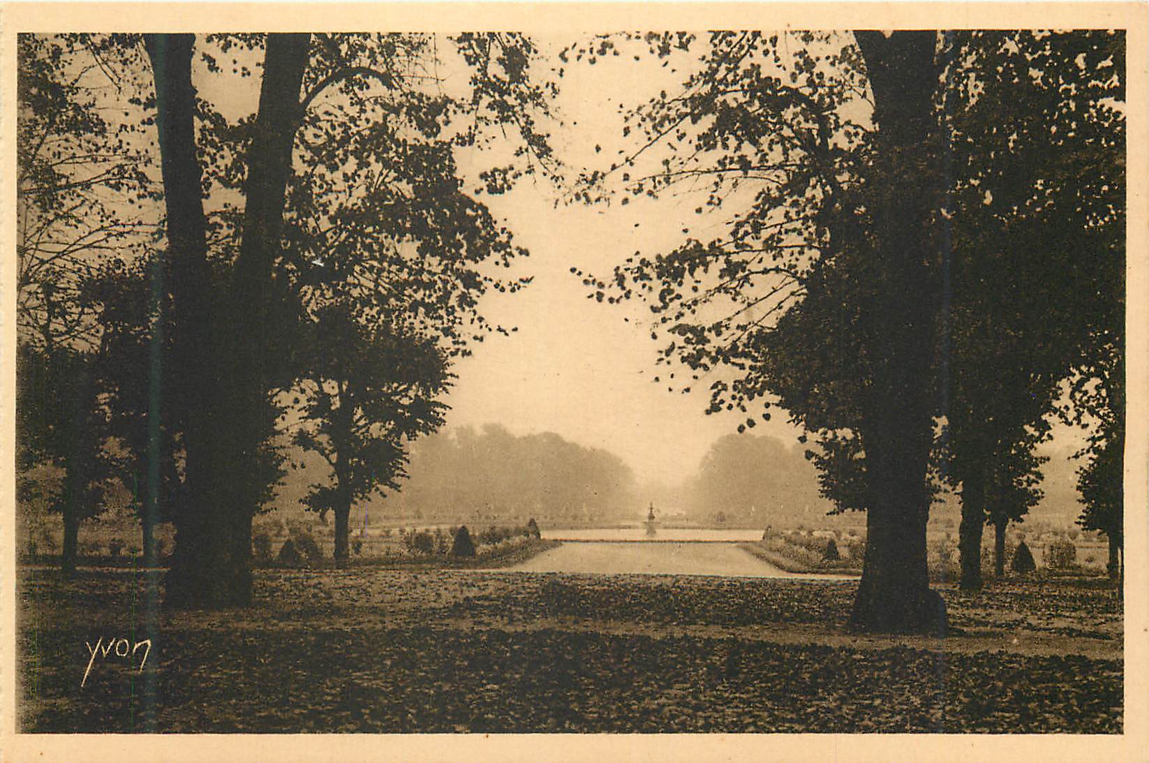 Jardín de Verano — Vista del sendero central — Yvon