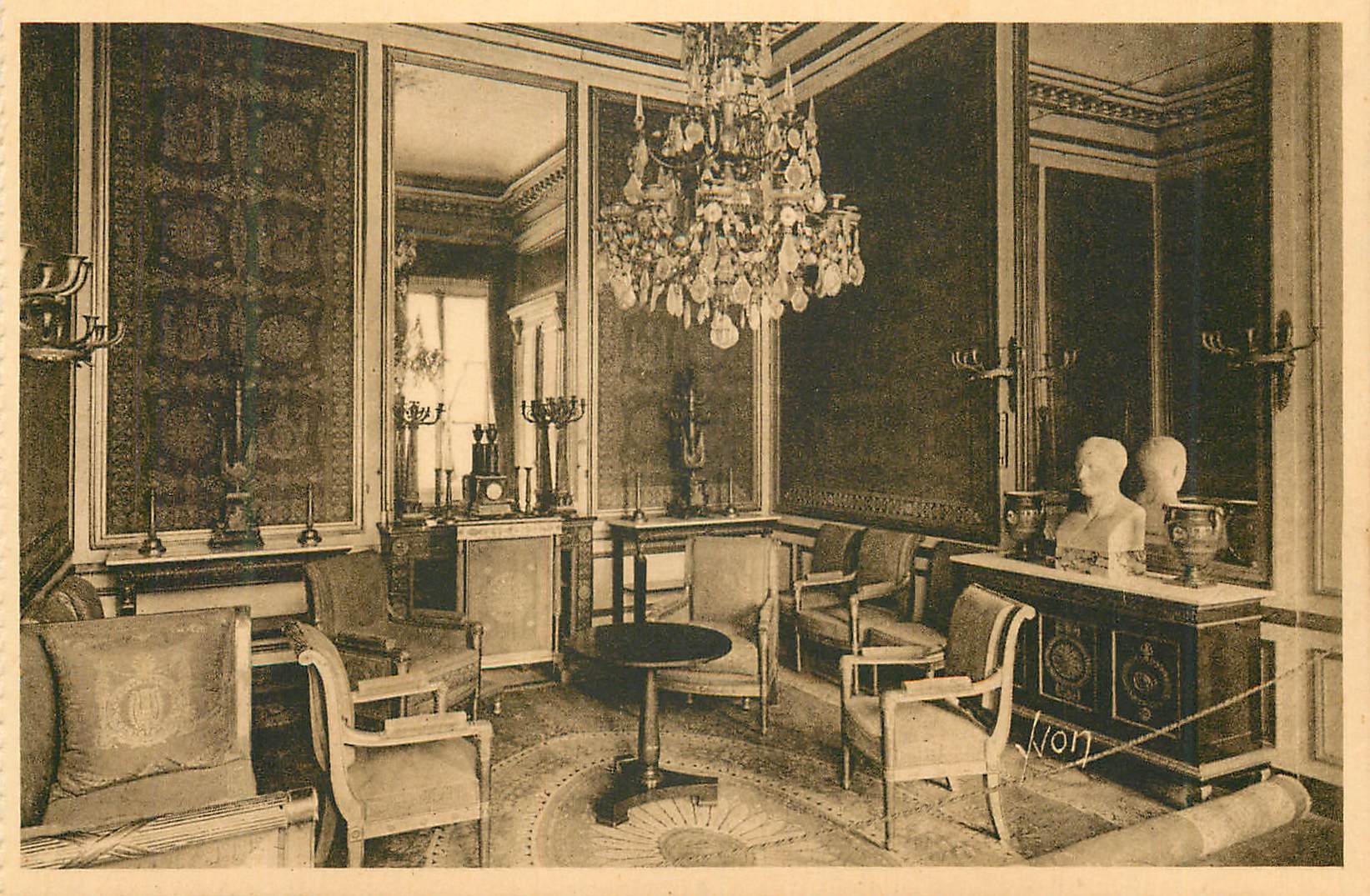 Interno di un salone riccamente decorato — editore Lion, numero di serie non leggibile