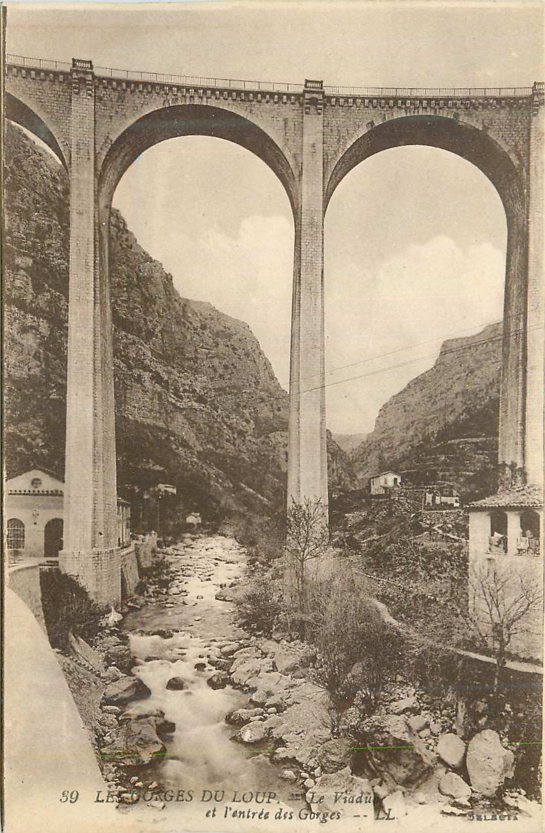 CPA Le Viaduc Les Gorges du Loup et l'Entree des Gorges