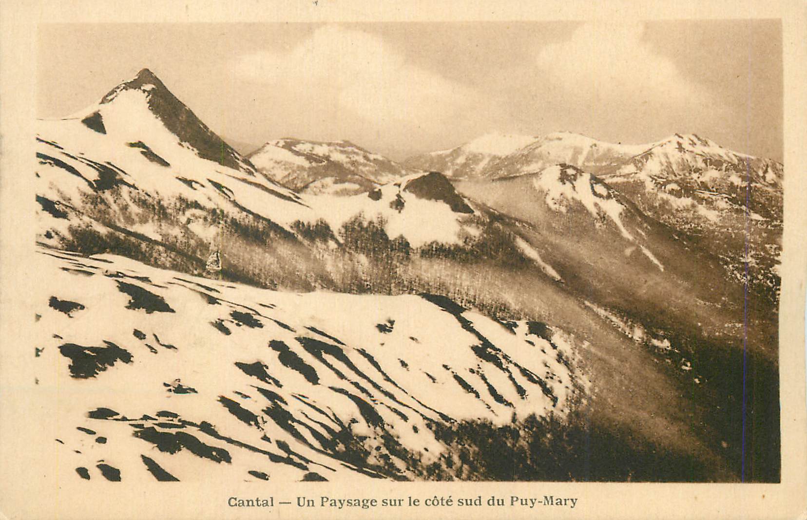 CPA Cantal Un Paysage sur le Cote sud du Puy Mary