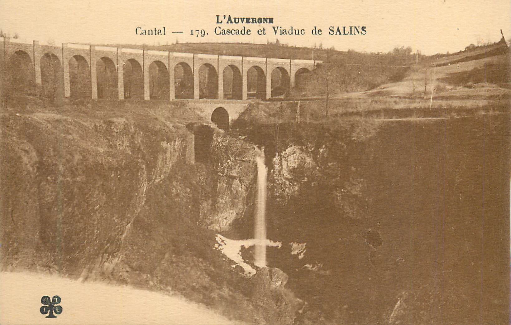 CPA Cantal L'Auvergne Cascade et Viaduc de Salins