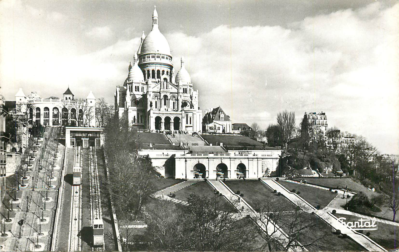 CPM Paris La Basilique du Sacre Coeur de Montmartre et son Funiculaire 