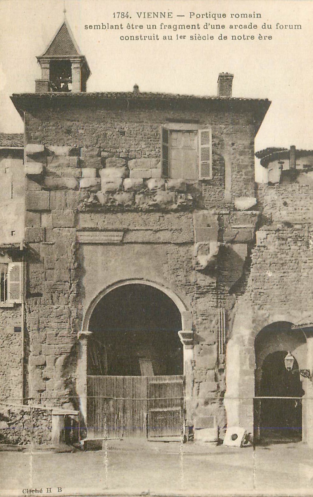 Vienne — Portique romain semblant être un fragment d'une arcade du forum construit au 1er siècle de notre ère — Cirché H B