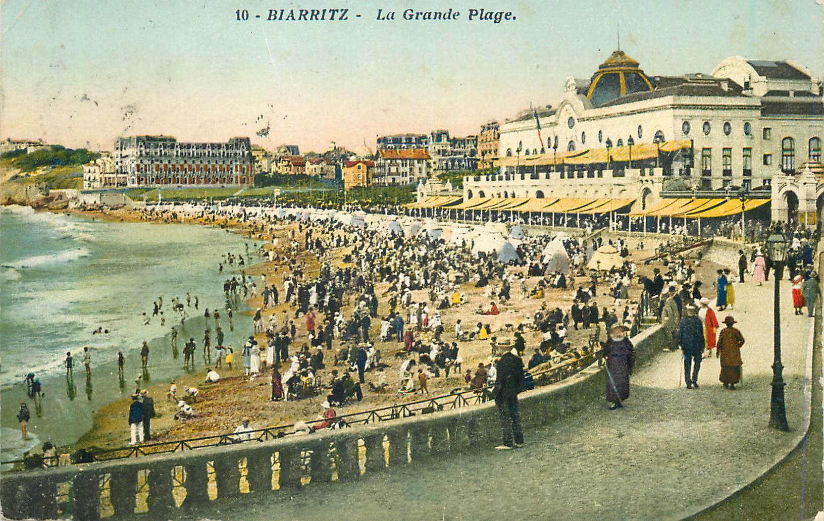 Biarritz - La Grande Plage — vue animée de la plage et du front de mer avec bâtiment à dôme